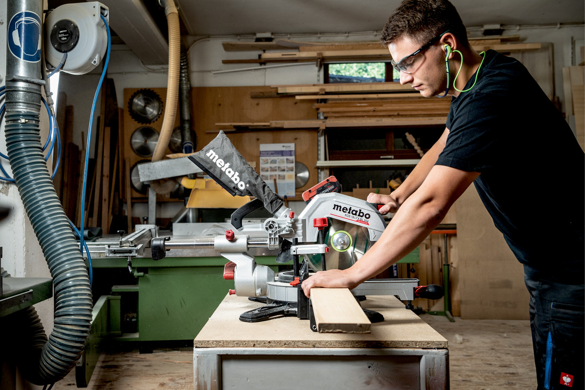 Metabo Akku-Kappsäge KGS 18 LTX BL 254 (4,0 Ah)